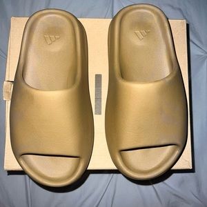 Yeezy slides size 4